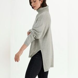 Emma Knudsen Hunter Hi-Lo Turtleneck Sweater Light Grey Size XS Oversized Casual